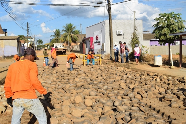 Prefeitura inicia obras de pavimentação na rua Primo Amaral.