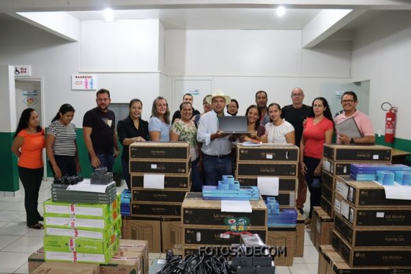 Prefeito Roni Irmãozinho entrega novos equipamentos de informática para Escolas de Buritis