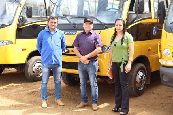 Prefeito Roni Irmãozinho, entrega ônibus, caminhão frigorifico, e caminhonete para atender Secretaria de Educação