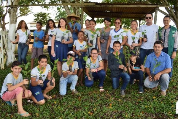 Estudantes da Escola Estadual Prof. Elvandas Maria de Siqueira em Buritis, plantam mudas de árvores no Cemitério
