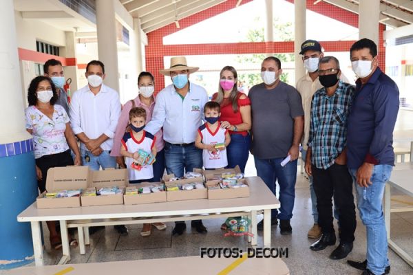 Prefeitura de Buritis entrega kit escolar para alunos da rede municipal de ensino