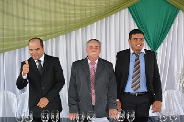 Prefeito Roni Irmãozinho e seu Vice Helthon Vagno e 11 vereadores tomaram posse em Buritis.