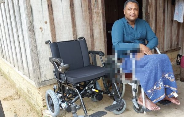 Secretaria de Saúde de Buritis entrega cadeiras de rodas e cadeira de banho infantil