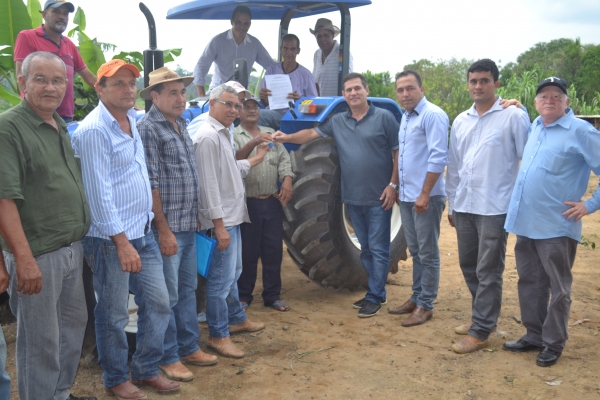 O prefeito Dico juntamente com Deputado Maurão entrega trator para associação do Projeto Reviver da Linha União.