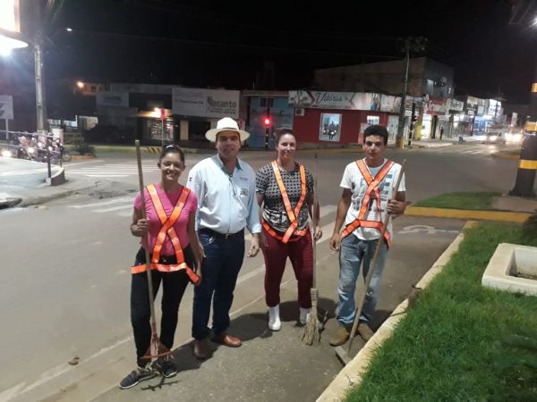 Prefeito Roni Irmãozinho acompanha trabalho noturno de limpeza no centro da cidade