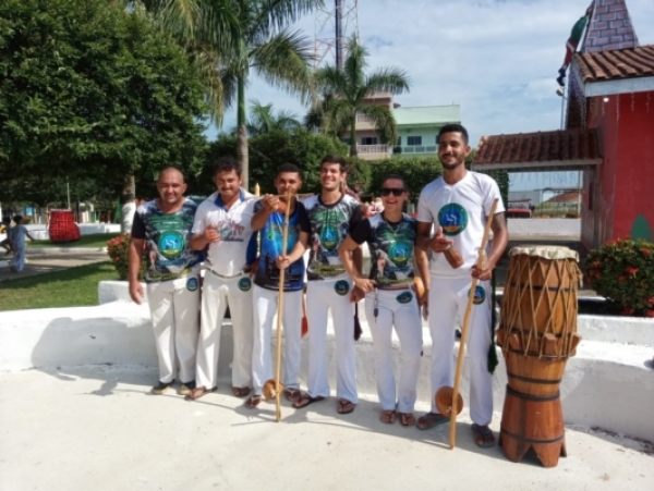 Alunos do Projeto Capoeira na Escola em Buritis recebem troca de graduação