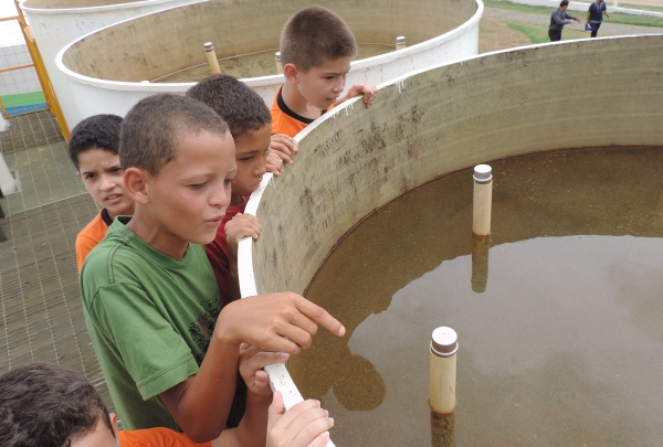 Buritis: Crianças da rede de ensino municipal visita a estação de tratamento de água da cidade.