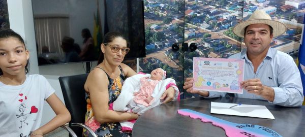 Bebê Prefeito (a) 2022 recebe chave da cidade das mãos do prefeito Roni Irmãozinho
